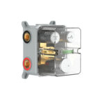 MITIGEUR DE DOUCHE STRIA - 2 VOIES - THERMOSTATIQUE - BOUTONS POUSSOIRS À TEXTURE NETTOYÉE RAFFINÉE - AVEC BOÎTIER À ENCASTRER ET KIT DE FINITION - RECTANGULAIRE - OR BROSSÉ (PVD) – Image 2